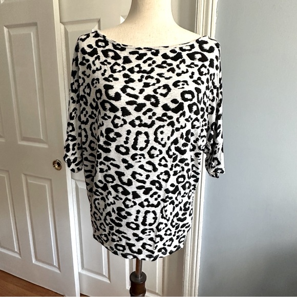 First Love Black & White Rosette Top Animal Print Dolman Sleeve Stretchy Sz Med - Picture 1 of 6